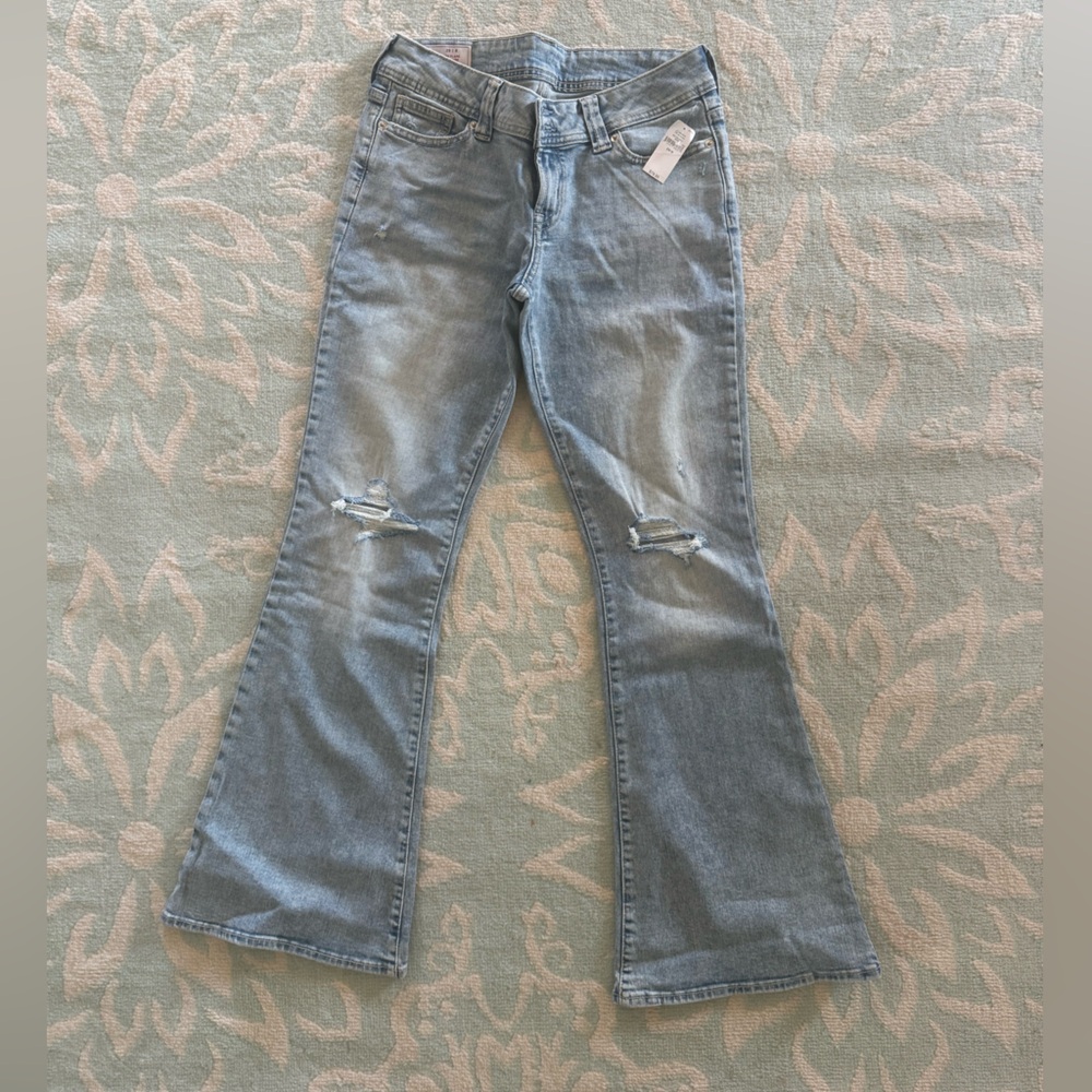 GAP women’s low-rise Flare jeans. NWT